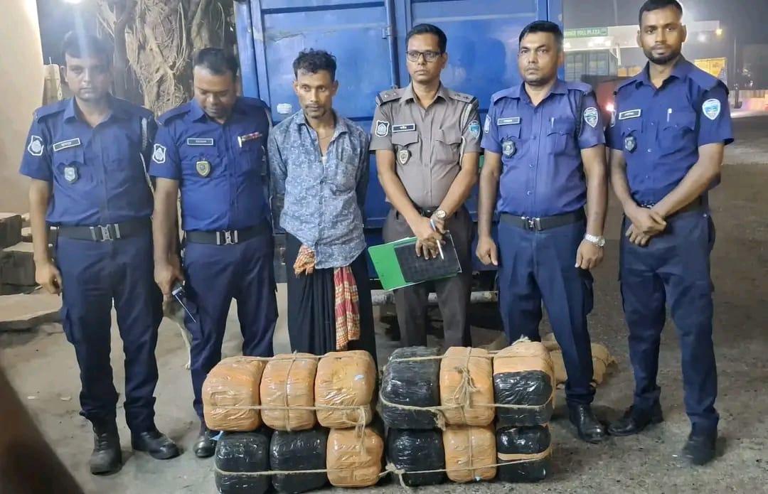 দাউদকান্দিতে কাভার্ড ভ্যান ভর্তি ৪৮ কেজি গাঁজা উদ্বার। গ্রেপ্তার-১